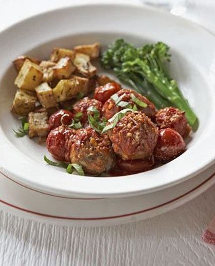 Baked turkey meatballs with broccoli & crispy potatoes