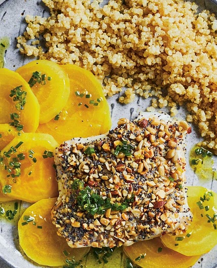 Poisson en croûte de noix, betteraves jaunes minute et huile de ciboulette