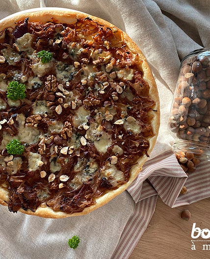 Tarte feuilletée aux oignons, roquefort et noisettes