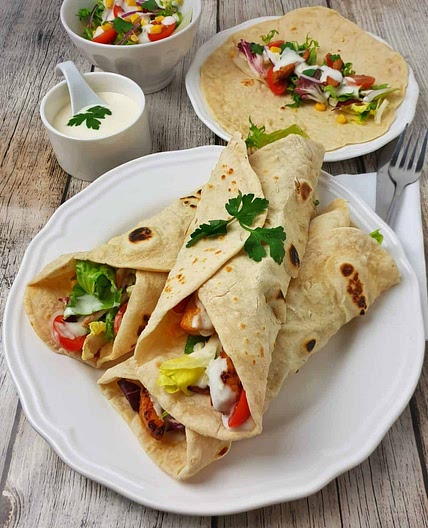 Selbstgemachte Dinkel Wraps mit Salat gefüllt