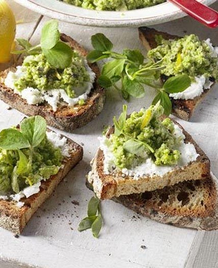 Pea & broad bean hummus with goat’s cheese & sourdough