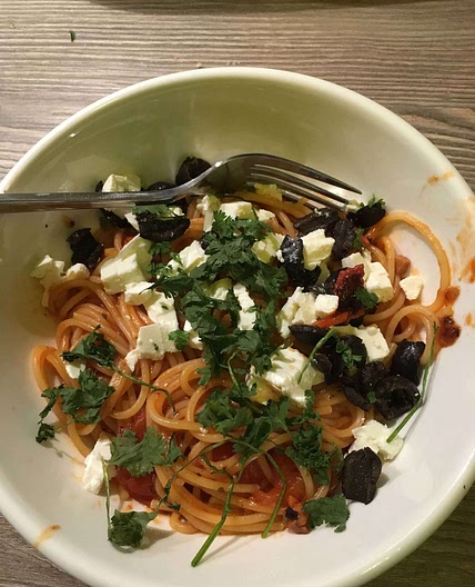 Pâtes fêta, tomate, olives noires 