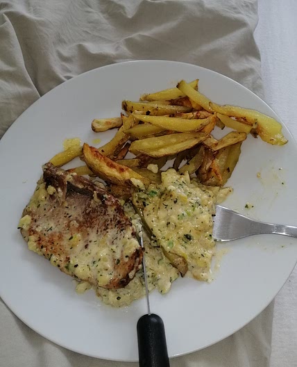 Frites et porc accompagné de sauce normande