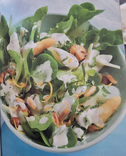 Grüner Salat mit Zitrone-Minz Dressing und Spargel/ Champignons