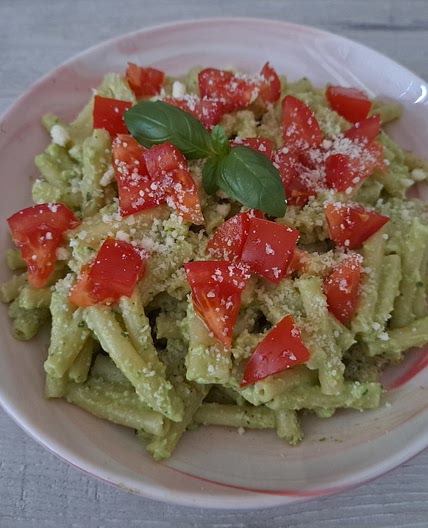 Pasta mit Avocado Pesto