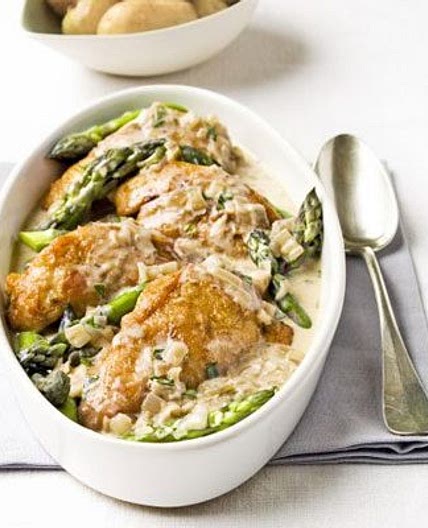 Flambéed chicken with asparagus