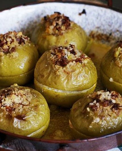Roast apples with cinnamon sugar