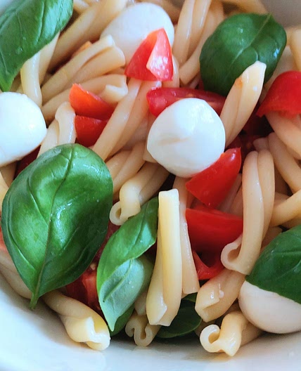 Pasta salad - Mozzarella, cherry tomatoes and basil