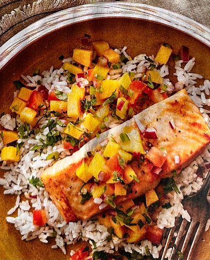 Saumon grillé au miel, salsa mangue-coriandre