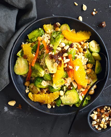 Rosenkohl-Reis-Pfanne mit Studentenfutter-Topping