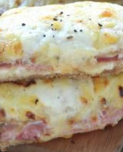 Croque-monsieur avec salade verte et assiette de crudités