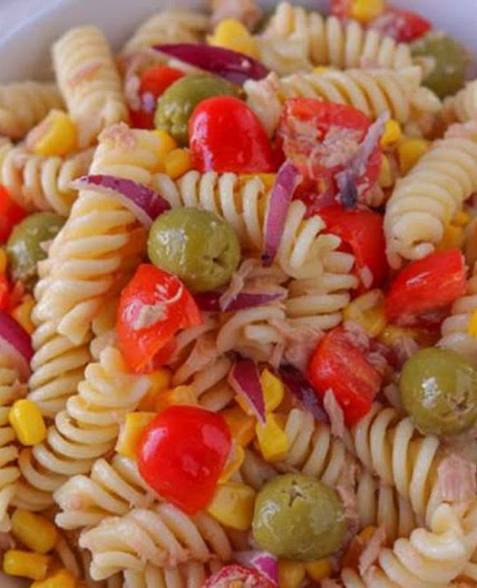 Salade de pâtes au thon avec tomates, maïs, poivrons, olives et oeufs durs