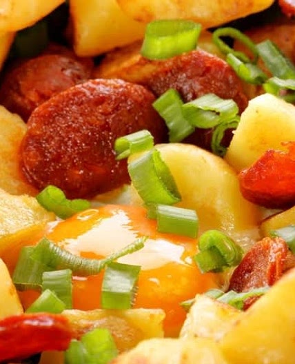 Pommes de terre sautées au chorizo avec tomates cerises, maïs et courgettes