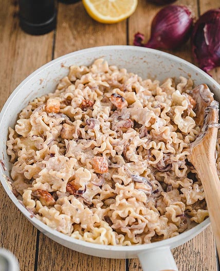 Pasta mit geschmorter Zwiebelsauce