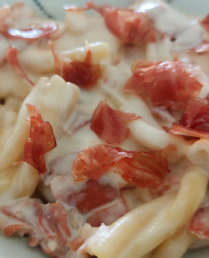 Pasta -Parmesan cream and raw ham