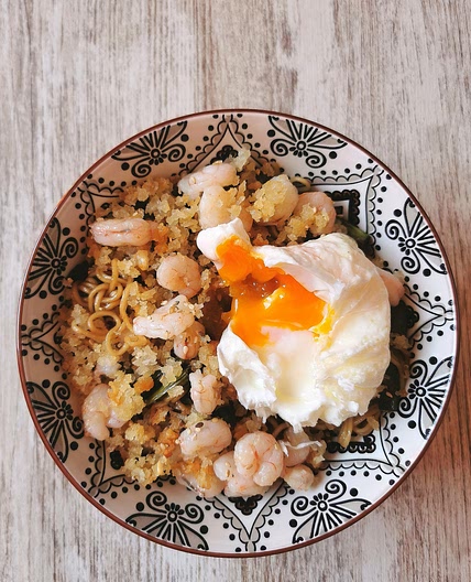 Fideos con gambitas, espárragos y huevo 🍜