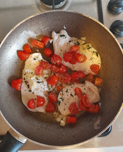 Pollo all'aglio con pomodorini