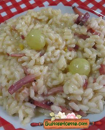 Risotto con uva bianca e speck