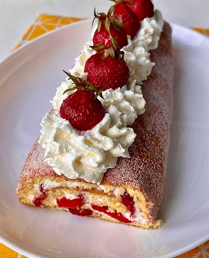 Strawberries N’ Cream Swiss Roll 