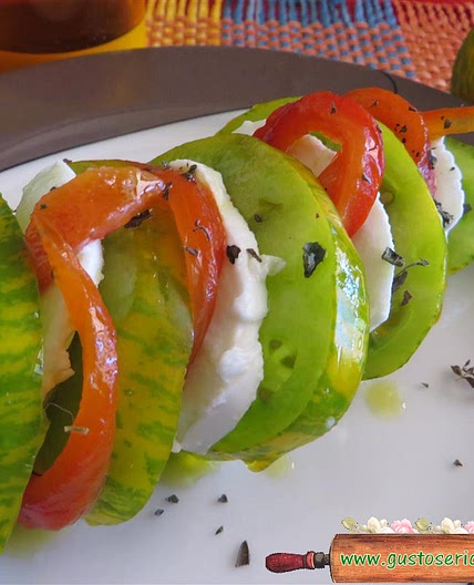 Caprese pomodori verdi e peperoni arrostiti