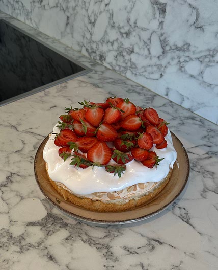 Almond meringue cake 