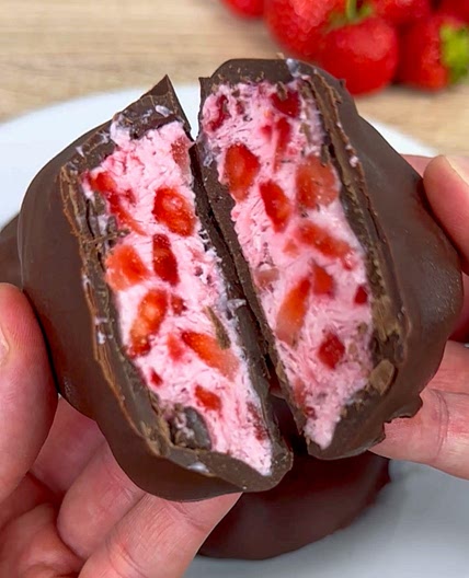 FROZEN STRAWBERRY CHOCOLATES