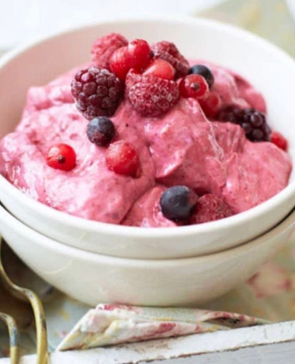 Instant frozen berry yogurt 💕🌈