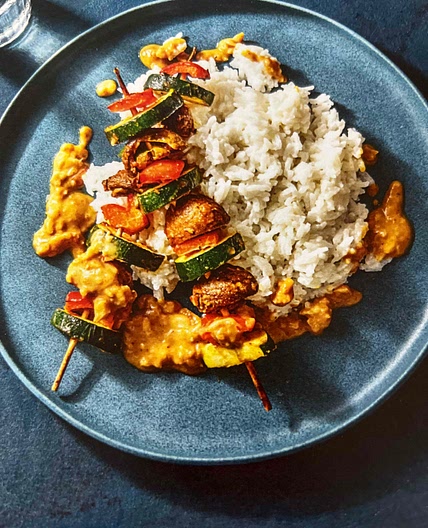 Gemüsespieße mit Satay-Soße dazu Kokosreis
