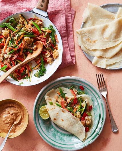 Rice pancakes with stir-fried vegetables and peanut sauce