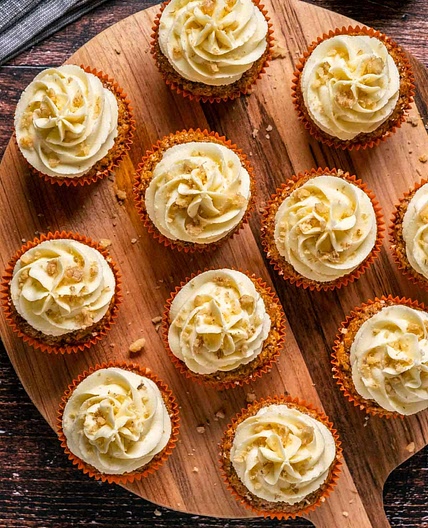 Vegan carrot cake cupcakes
