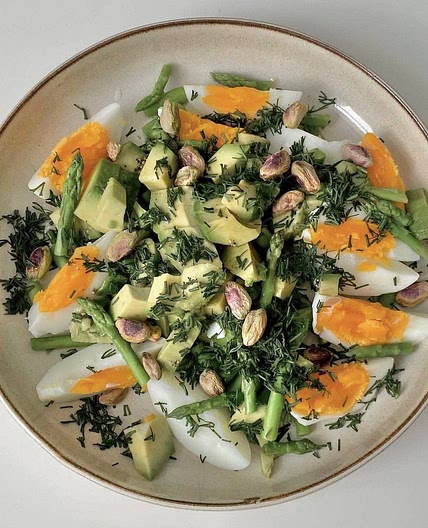 Салат со спаржей, яйцом и авокадо 