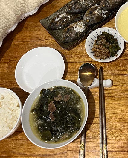Mom’s recipe, how to cook easy traditional korean seaweed soup