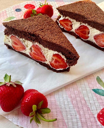 Strawberries and Cream Chocolate Sandos 