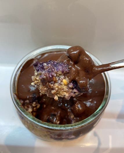 blueberry cheesecake overnight oats with chocolate 🍫🫐