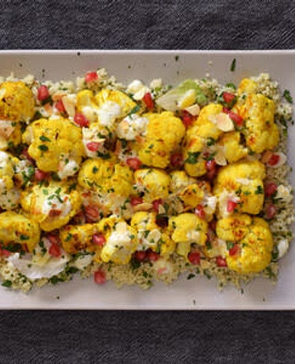 Ensalada templada de coliflor al curry y cuscús con salsa de yogur y melón