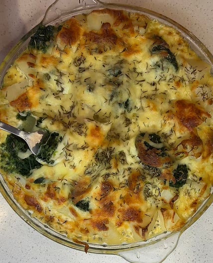 A Cheesy Delight: Easy-to-Make Potato and Spinach Bake Recipe