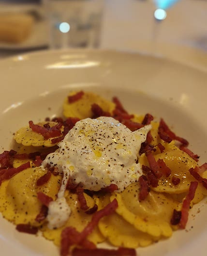 Ravioli de abóbora com bacon, burrata e trufa