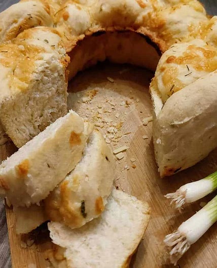 Omnia cheddar & spring onion loaf