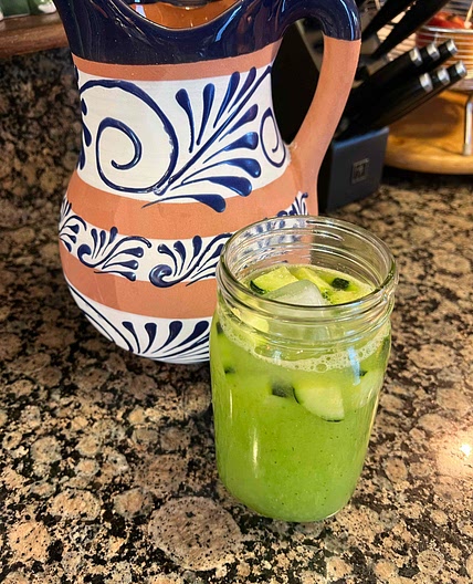 AGUA DE PEPINO Y LIMÓN 