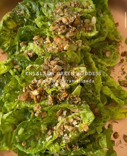Ensalada Green Goddess con pepita caramelizada