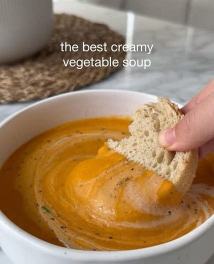 Gemüsesuppe mit geröstetem Gemüse