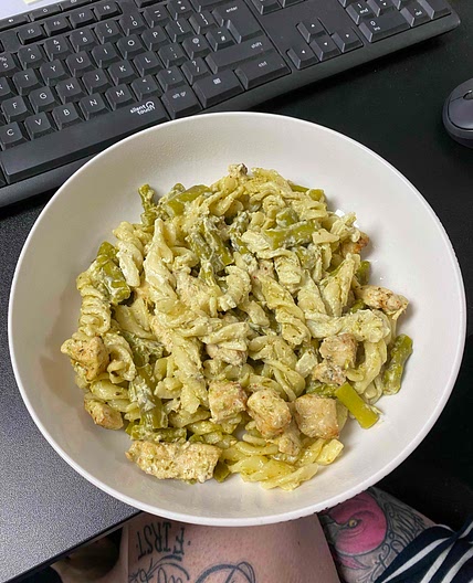 Creamy chicken & asparagus pesto pasta