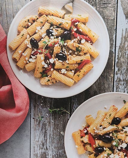Rigatonis Tomate, Feta, Olives Noires et Poulet