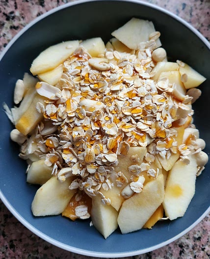 Healthy fruits with oats and peanuts