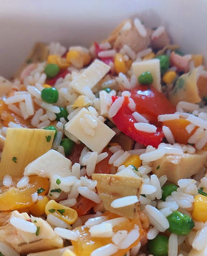 Rice salad - Hotdogs, gouda, peas and picked vegetables.