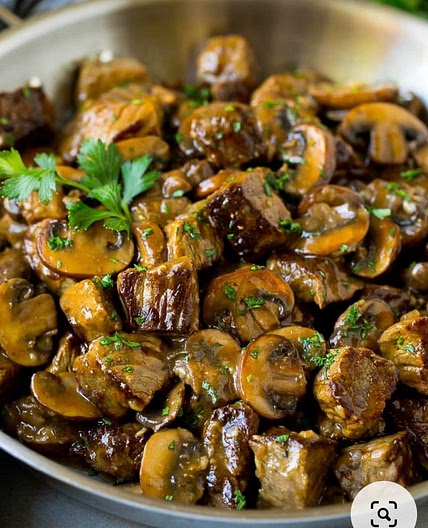 Steak tips in creamy mushroom gravy 