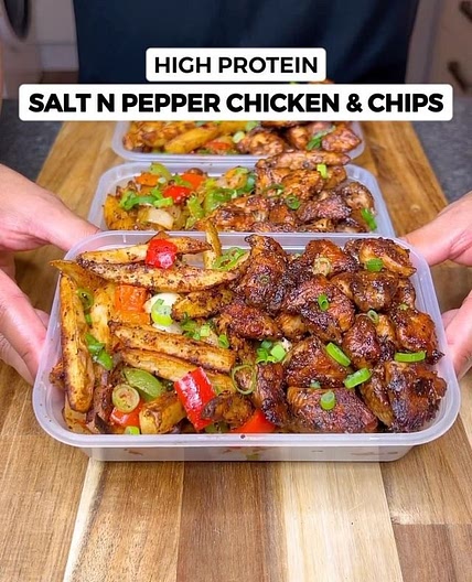 High Protein Crispy Salt n Pepper Chicken &amp; Chips Meal Prep! Only 436 Calories per serve🤌🏽🔥 Combining 2 very popular takeout meals! This tastes absolutely delicious, is low in calories, filling and easy to make for the week ahead! Macros per serving