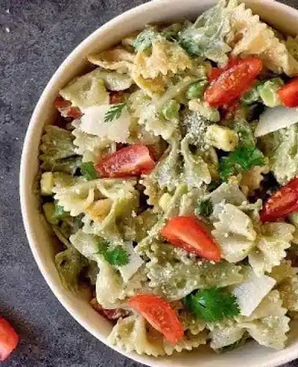 Ensalada de pasta con aguacate