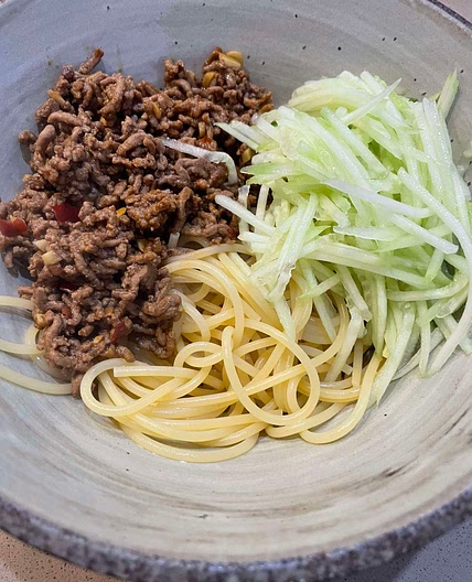 Seasoned mince & cucumber noodles (肉末黄瓜拌面)
