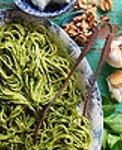 Peruvian-style spaghetti pesto (tallarines verdes)